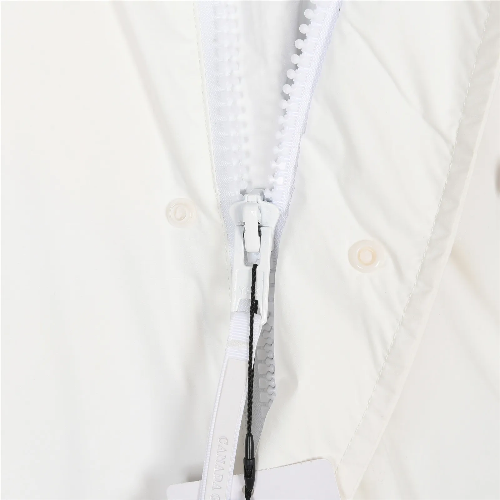 P860 Big Goose 01 Glacial White Label Down Jacket Canada Goose Canada Goose FW21 Chilliwack Series Glacial Haze White Label 01 Pilot Solid Color Hooded Down Jacket Down Jacket Winter Unisex Description: The Chilliwack bomber jacket was originally designed for pilots in uninhabited areas in northern Canada. It is durable, warm and easy to move, which can meet the needs of pilots working in the Arctic waterways. Chilliwack's iconic style remains popular and is a popular jacket from Canada Goose. The Northern Lights capsule collection is reimagined in rich hues inspired by the stunning colors of Canada's north. The Glacial Haze capsule series is improved with an eye-catching and layered color series, giving people the feeling of being caught in the mist around icebergs and glaciers. Material list: 1⃣ Original custom-made double plain 9500-100% nylon nylon fabric 2⃣ Original YKK zipper, not a sub-factory product 3⃣ National standard 80% widely inspected white duck down, (ZP uses 80% white duck down/everything that boasts 90% is fake) Material analysis characteristics: 1⃣ Original factory/9500-100% nylon100% nylon Lurex yarn is actually 100% nylon. Nowadays, there are few pure ones. Most of them are mixed with cotton or polyester. Our top-quality original version is developed in accordance with ZP and uses the same material. 2⃣ As we all know, the original version uses 80% white duck down. The fill power refers to the cubic inches of volume occupied by each ounce (30 grams) of down under certain conditions. If one ounce of down occupies 500 cubic inches, the fill power of the down is 500. So we can simply understand it as: fill power is the volume of down, and the volume of down is fill power. The higher the fill power of down, it means that under the same filling amount, down can fix a larger volume of air layer to keep warm and insulate, so the warmth retention of down is better. Summary: Note: In order to maximize profits during the production process, some businesses add toxic waste silk, 50 velvet, hand-feel velvet, etc. to clothes! But on the outside of the clothes, good fabrics are used. It is said to be 90% white duck down at purchasing agent level, or even more exaggeratedly said to be 90% white goose down, to fool the layman! (You can consult the official Big Goose. All authentic styles are made of white duck down.) I will also teach you a more practical trick: buy an authentic product from Tmall, and at the same time buy a piece of clothing from a merchant you trust, and come back to compare the details. (Tmall offers 7-day no-reason returns and S+ offers 15-day no-reason returns without affecting secondary sales.) ⚠️ Remember, you get what you pay for! Don't be greedy for small gains, or you will suffer big losses! Every customer is welcome to ask questions and we will continue to improve product quality and service! Product color: black, white, dawn blue, mood blue Size: S, M, L, XL, XXL